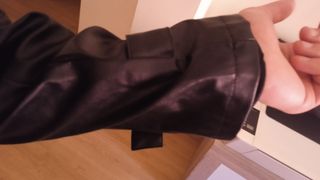 Gabardina de cuero sintético