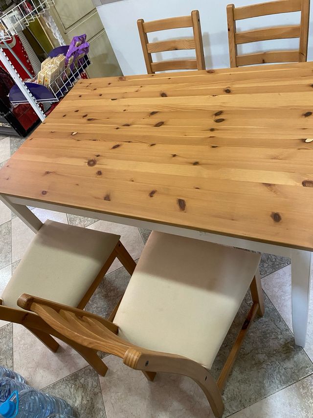 Mesa de salón de madera