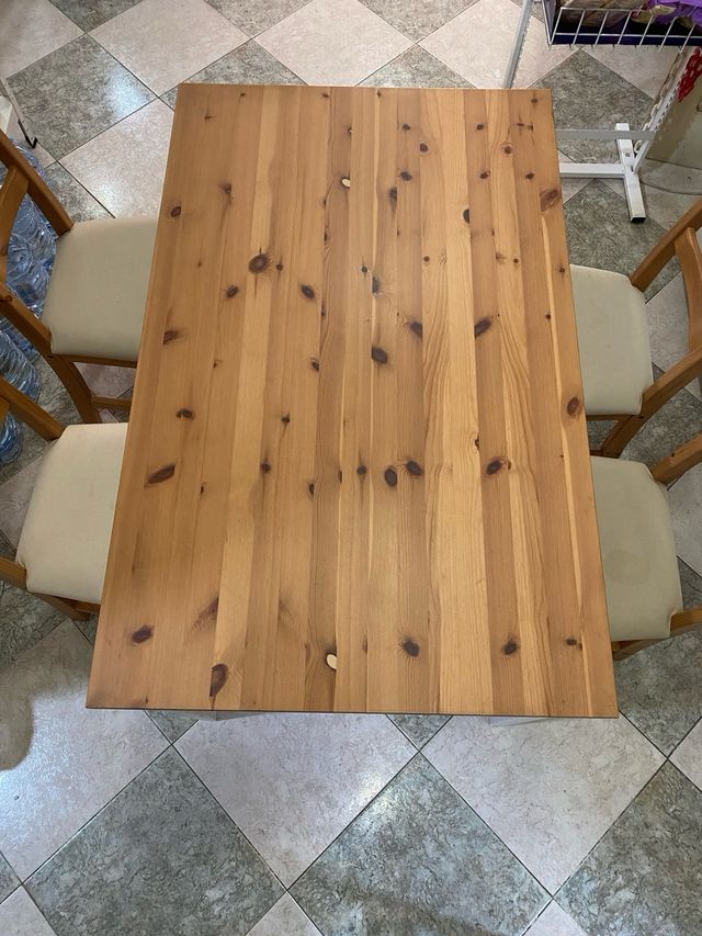 Mesa de salón de madera