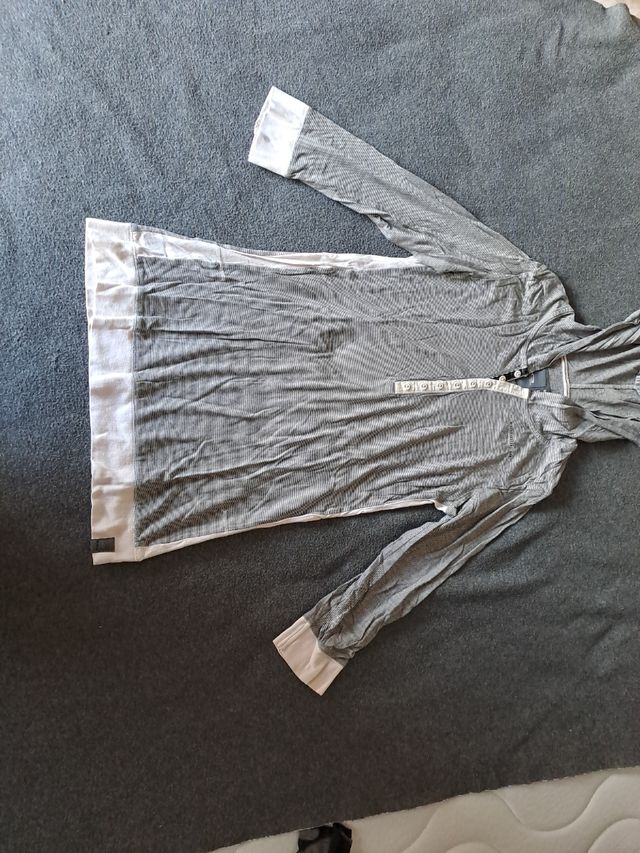 Camisa con capucha M