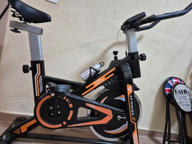 Bicicleta Estática Spinning Negra y Naranja