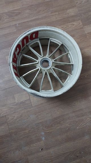 Llanta Ducati Diavel con golpe
