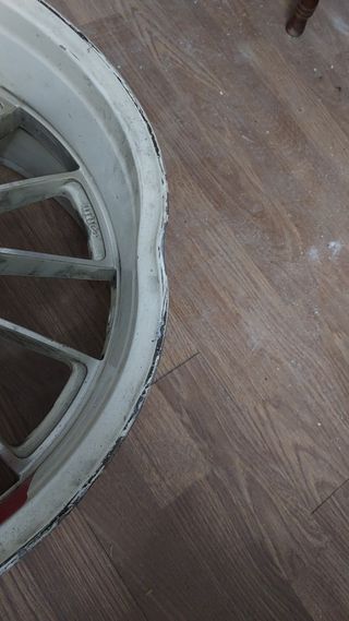 Llanta Ducati Diavel con golpe