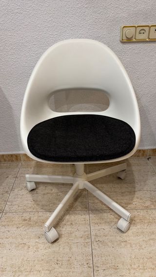 Silla de escritorio blanca y negra
