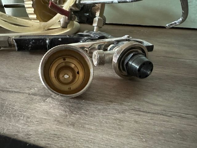 Pistola de imprimación con depósito