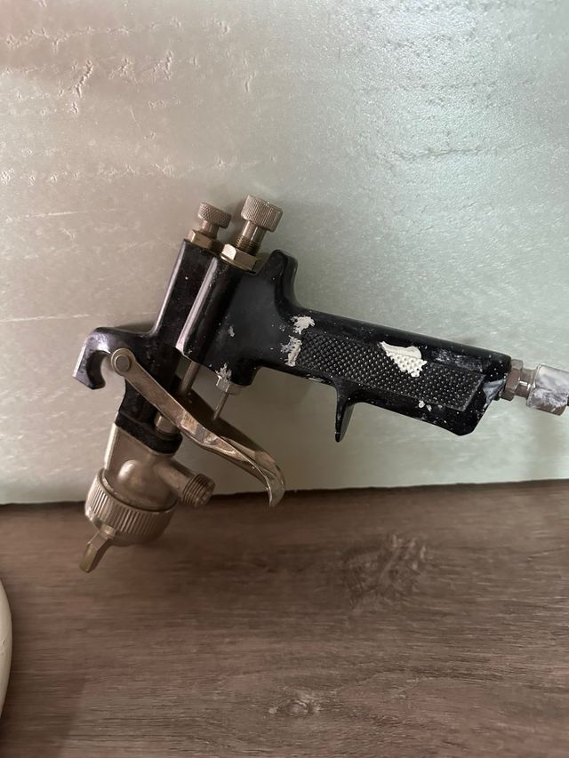 Pistola de imprimación con depósito