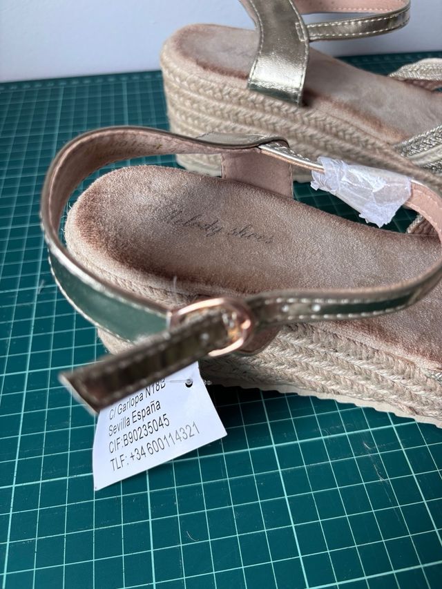 NUEVAS.Sandalias plataforma. Cuñas esparto doradas