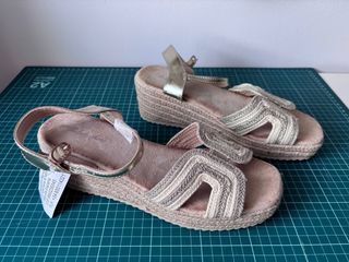 NUEVAS Sandalias plataforma. Cuñas esparto doradas