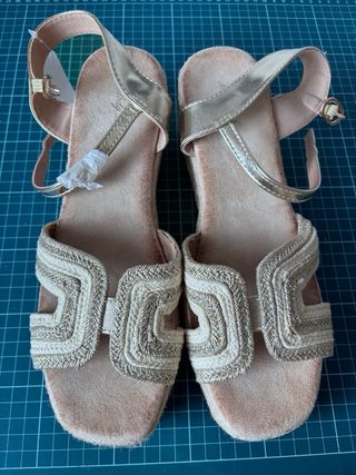 NUEVAS Sandalias plataforma. Cuñas esparto doradas