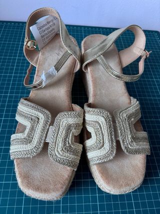 NUEVAS Sandalias plataforma. Cuñas esparto doradas