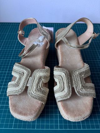 NUEVAS Sandalias plataforma. Cuñas esparto doradas