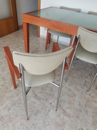 Mesa comedor extensible 3 posiciones y 4 sillas cr