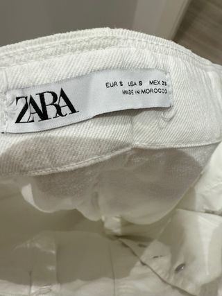 Falda blanca con cinturón