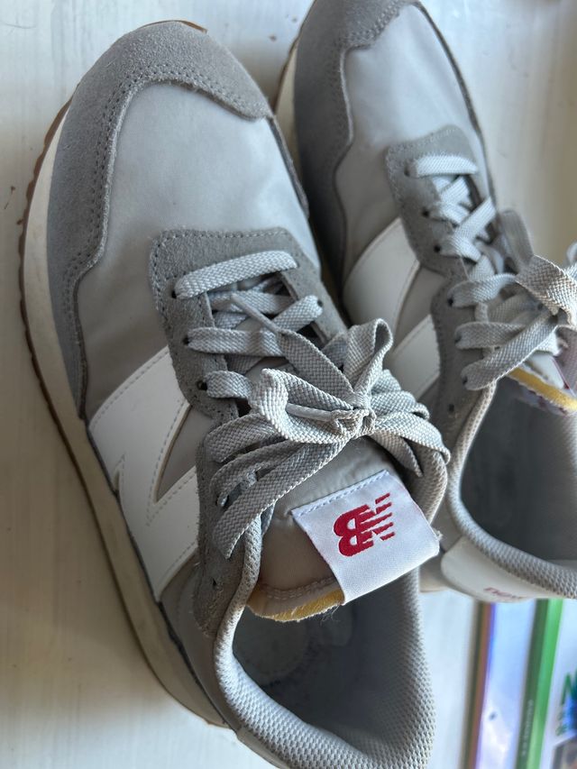 New Balance Gris y Blanco