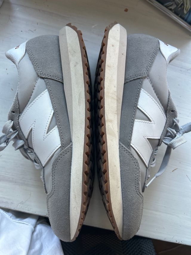 New Balance Gris y Blanco