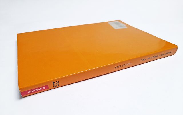 Uma Mulher Não Chora - Rita Ferro