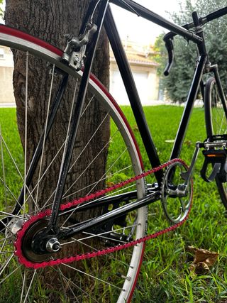 Bicicleta Fixie Negra con Ruedas Rojas