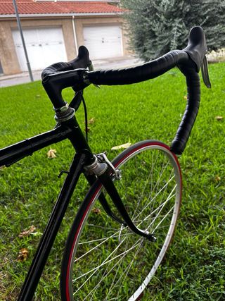 Bicicleta Fixie Negra con Ruedas Rojas