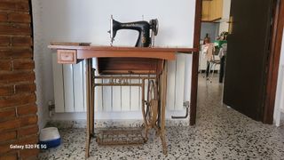 Máquina de coser Alfa antigua con mesa