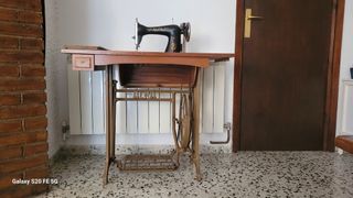 Máquina de coser Alfa antigua con mesa