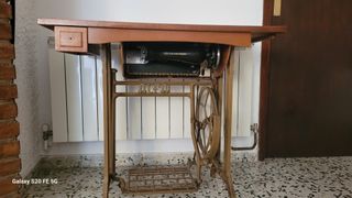Máquina de coser Alfa antigua con mesa