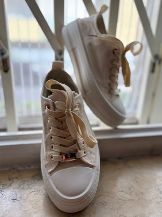 Scarpe Refresh beige e bianche