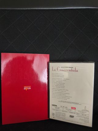 Libro y DVD La Cenerentola Ópera