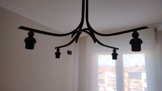 Lámpara de techo de metal con tulipas fruncidas