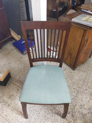 Silla de madera tapizada verde