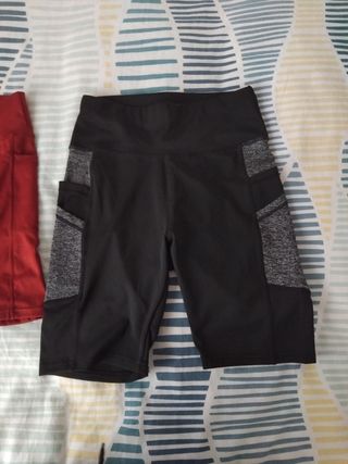 Pantalones de deporte negros y rojos