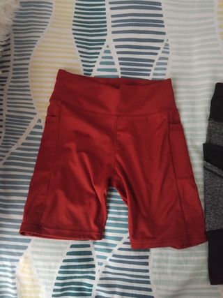 Pantalones de deporte negros y rojos