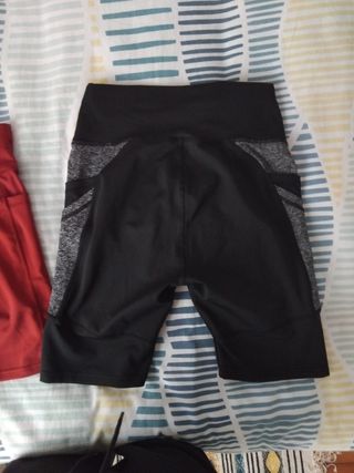 Pantalones de deporte negros y rojos
