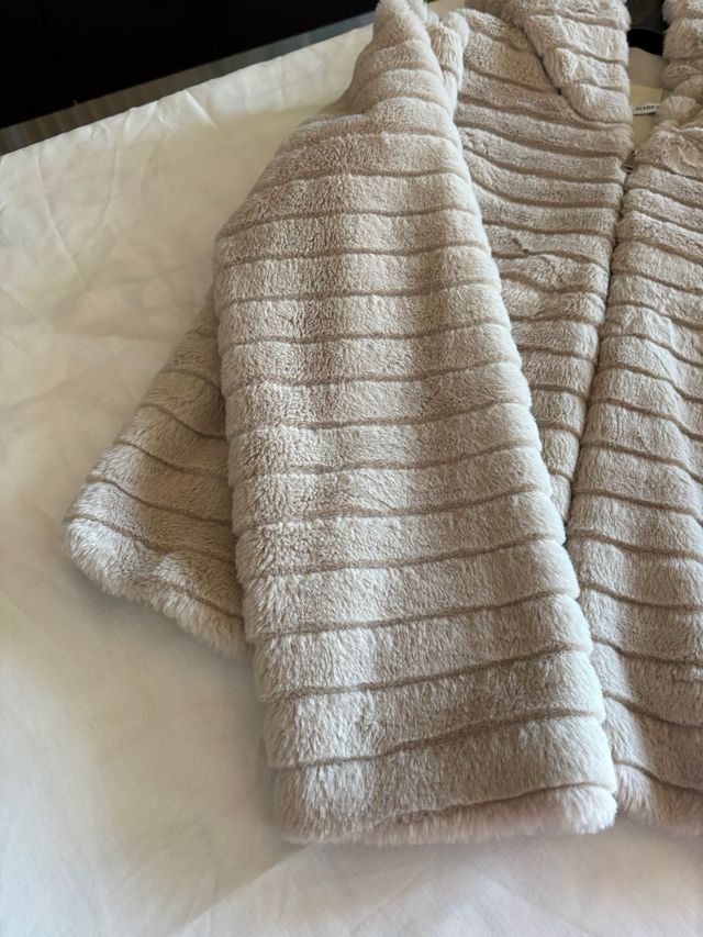 Giacca pelliccia sintetica con zip e cappuccio