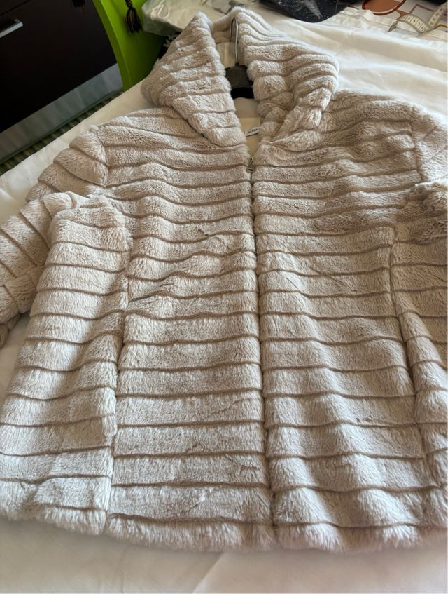 Giacca pelliccia sintetica con zip e cappuccio