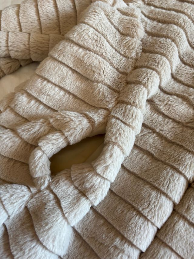 Giacca pelliccia sintetica con zip e cappuccio