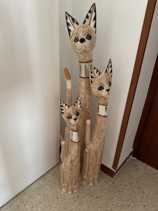 Figuras de gatos de madera