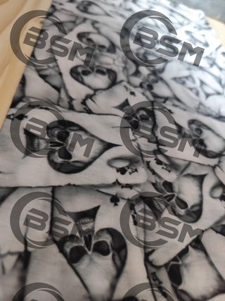 Scaldacollo con teschio e carte da gioco