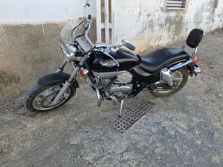 Moto negra estilo custom