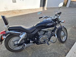 Moto negra estilo custom