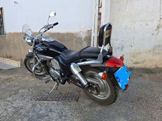 Moto negra estilo custom