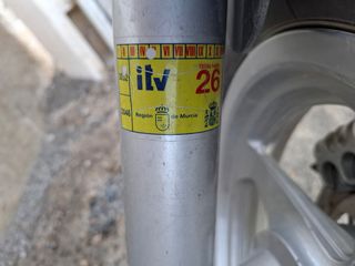 Moto negra estilo custom