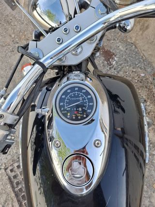 Moto negra estilo custom