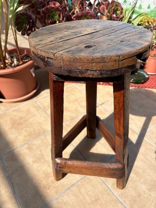 Taburete antiguo de madera con más de 150 años.