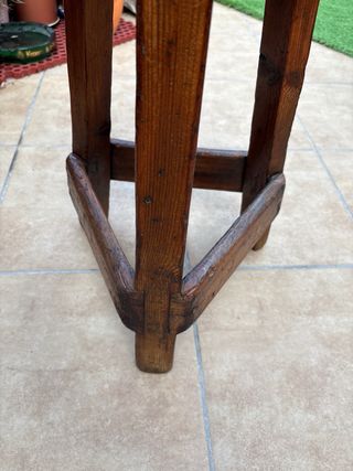 Taburete antiguo de madera con más de 150 años.