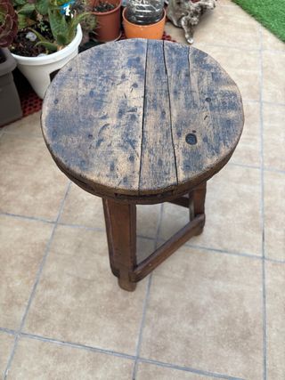 Taburete antiguo de madera con más de 150 años.