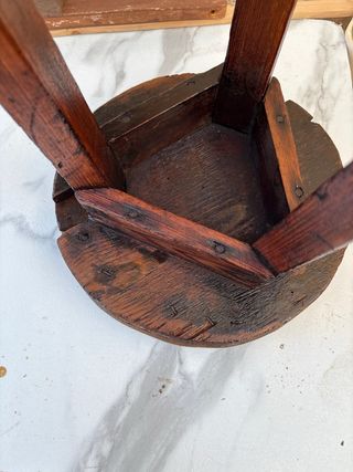 Taburete antiguo de madera con más de 150 años.