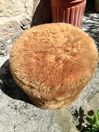 Puf de pelo marrón