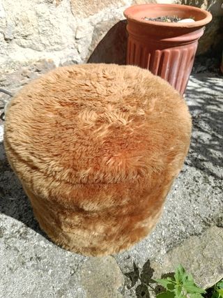 Puf de pelo marrón