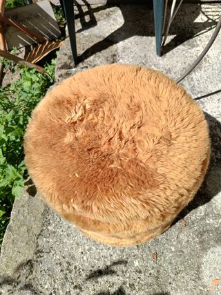 Puf de pelo marrón