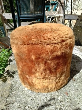 Puf de pelo marrón